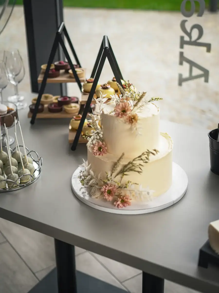 Svadobná torta s kvetmi na rautovom stole